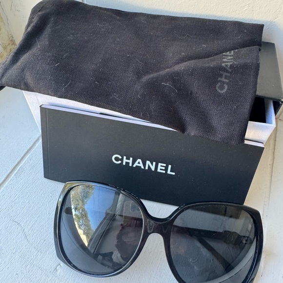 CHANEL Elegant Black Sunglasses - Picture 1 of 8